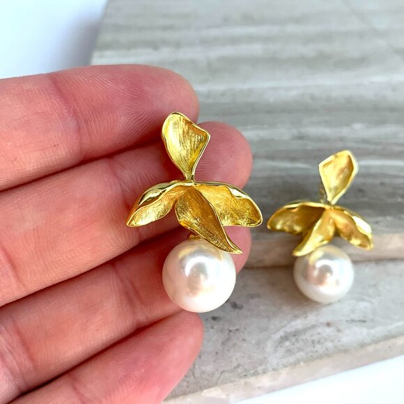 NEW ~ Anthropologie Shashi "Fiorina" Pearl Flower Earrings - Picture 4 of 13
